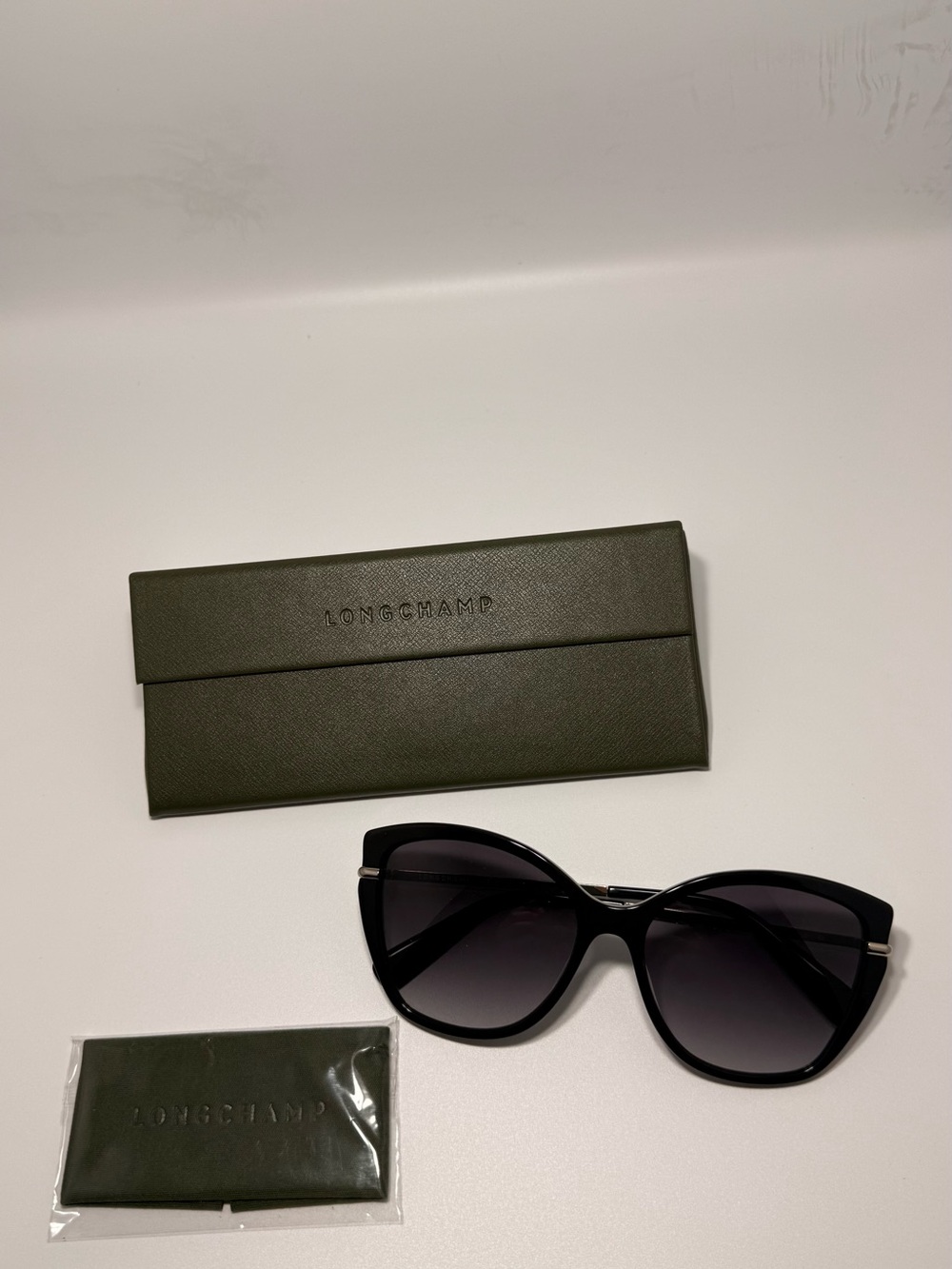 NEW Longchamp Black Gradient Lens Cat-Eye Sunglasses with Case